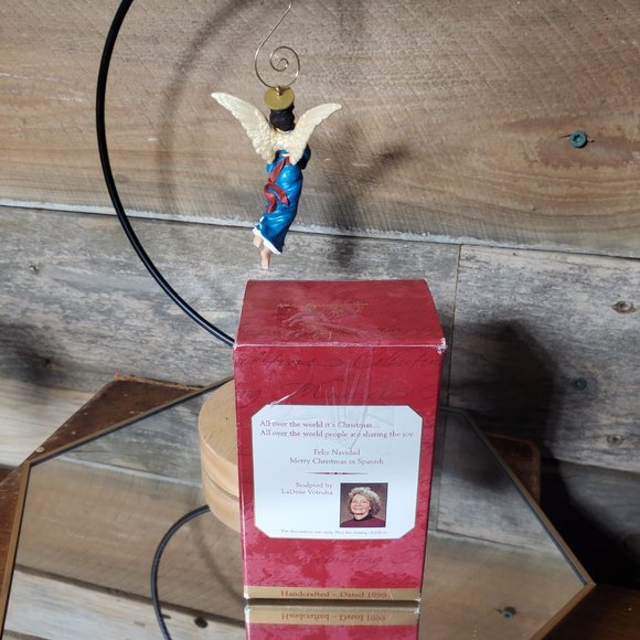 1999 Joyous Angel Ornament - Hallmark Keepsake - Feliz Navidad - Picture 2 of 6
